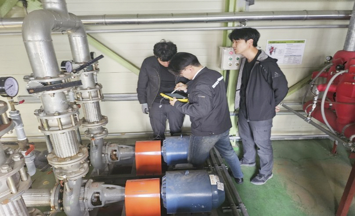 울산정보산업진흥원이 지역 화학기업을 대상으로 진행한 '유틸리티성 자원공유지원' 사업 현장. 기업 관계자가 예지보전 시스템으로 설비 장비를 살펴보고 있다.