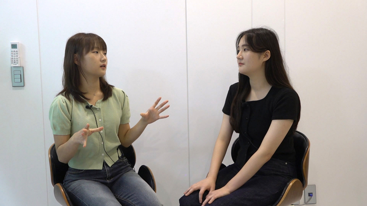 이시은(왼쪽) 참가자와 강명진 참가자가 질문에 답변하고 있다.
