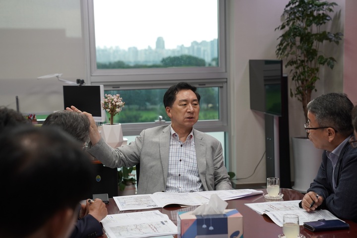 김기현 의원은 22일 국회 의원회관 사무실에서 도로건설사업 관련 울산 공무원들과 추진 사업을 점검했다. 의원실 제공
