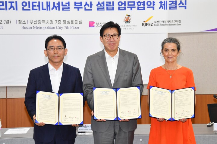 지난 22일 오후 부산시청에서 진행된 웰링턴칼리지 부산 캠퍼스 설립 업무협약식 기념촬영 모습(가운데 박형준 부산시장).
