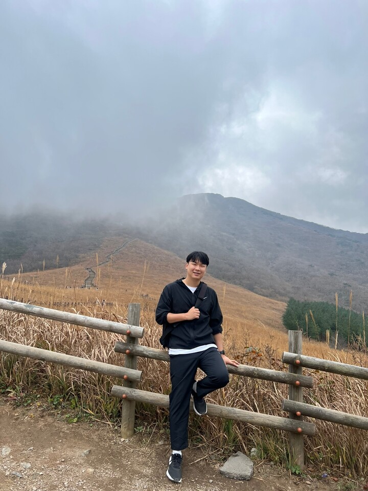 강씨가 평소 좋아하는 울산 간월재를 등반하며 찍은 사진.