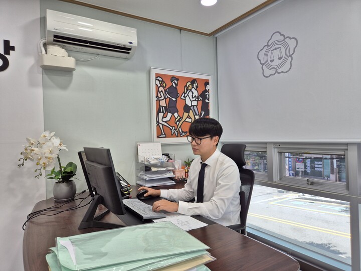 2007년 울산을 떠났다가 다시 돌아와 변호사로 자리잡은 울산토박이 강씨가 일하고 있는 모습. 