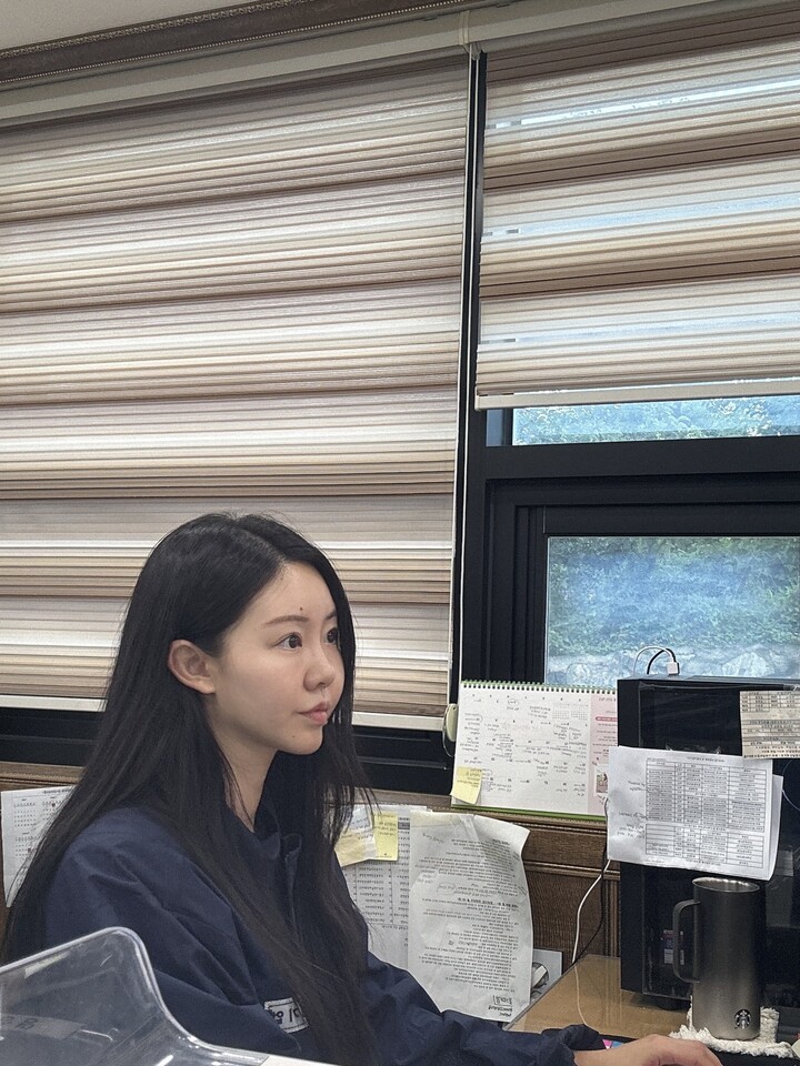 울산에 살고 싶어 패션업에서 제조업에 업종을 변경해 취업한 김씨가 사무실에서 일하고 있는 모습. 