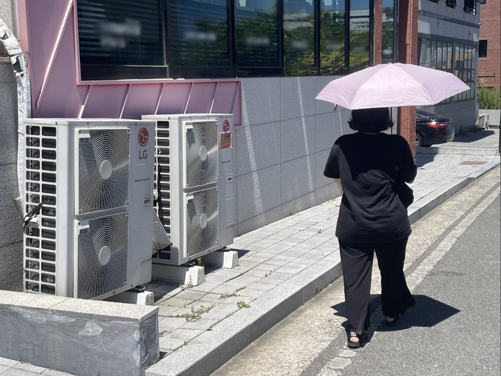 폭염경보가 발표된 30일 오전 울산 중구 한 골목길에 설치된 실외기가 길을 지나는 보행자에게 뜨거운 바람을 내뿜고 있다.
