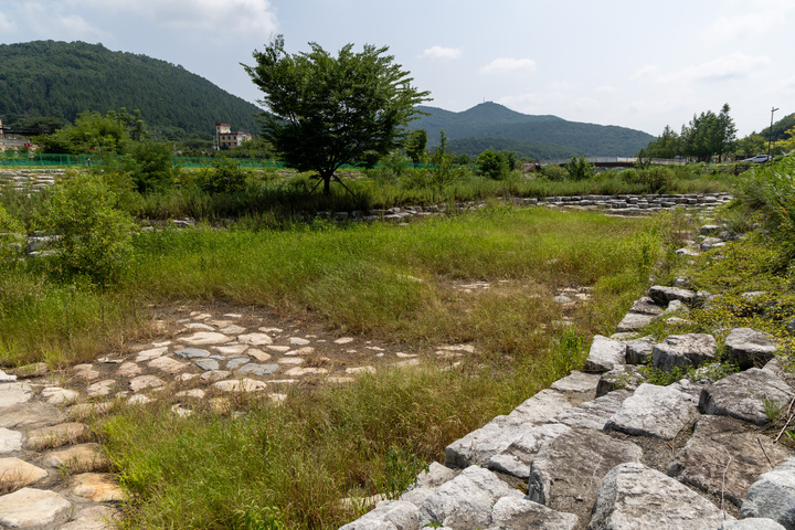 지난 5일 찾은 울산 울주군 상북면 등억알프스야영장 뒤편. 이곳은 작괘천 친수하천 조성사업 구간으로 친수공간과 황토산책로가 조성됐지만, 관리 없이 방치돼 있다. 최지원 기자