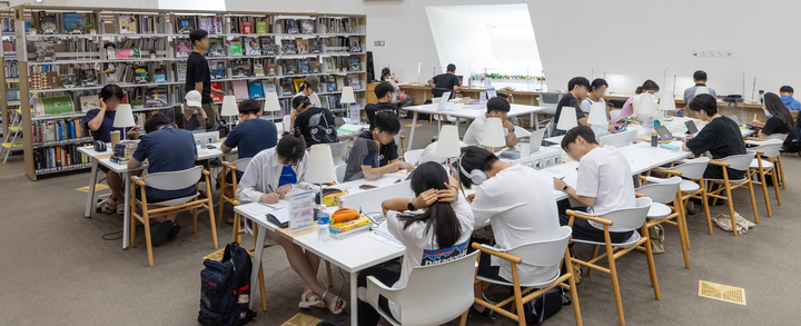 6일 울산 남구 울산도서관을 찾은 시민들이 책을 읽거나 공부를 하고 있다. 최지원 기자
