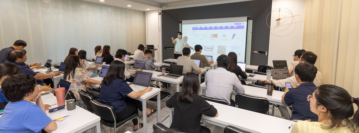 울산매일UTV는 7일 본사 대강당에서 사내 연수교육을 실시한 가운데 이지훈 워크스마트 대표가 본사 임직원을 대상으로 영상 편집 프로그램 '캡컷'을 활용한 실습강의를 하고 있다. 최지원 기자
