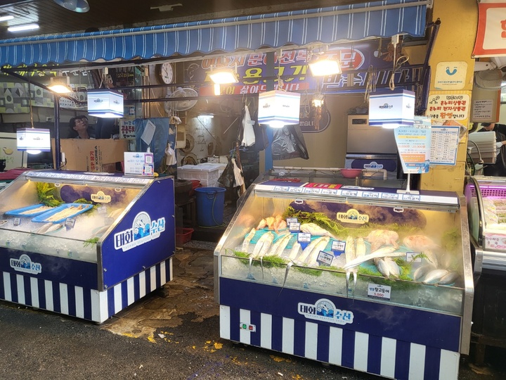 울산 남구가 전통시장 활성화와 수산물 안전 유통거래를 통한 고객만족도 제고를 위한 '수산물 매대 개선 시범사업' 진행한다.
