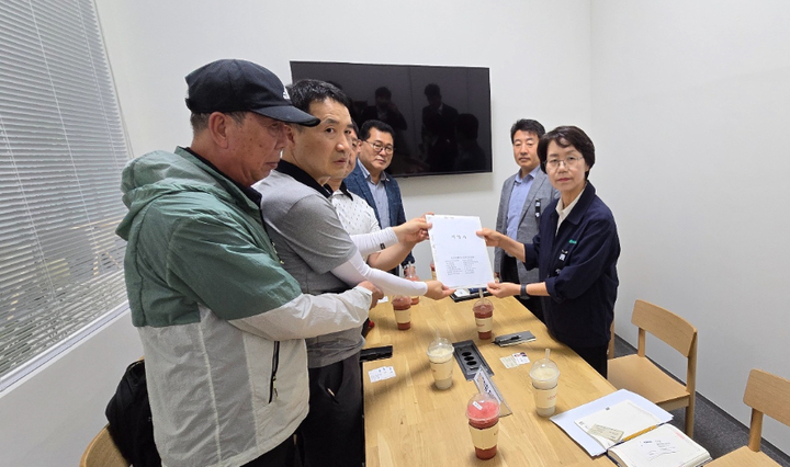 박동순 온산선폐지공동추진위원회 회장과 주민대표 2명, 김상용 울주군의회 의원은 이날 한국철도공사 본사 회의실에서 김양숙 한국철도공사 물류사업본부 본부장 일행과 면담을 갖고 그동안의 활동내역과 성명서 등을 전달했다.