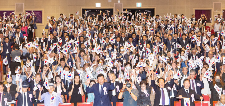 제79주년 광복절 경축식이 열린 15일 울산문화예술회관 대공연장에서 김두겸 울산시장, 김종섭 울산시의장 직무대리, 천창수 울산시교육감, 김기현·박성민·서범수 국회의원, 이윤철 울산상공회의소 회장, 김영길 중구청장, 서동욱 남구청장, 김종훈 동구청장, 박천동 북구청장, 이순걸 울주군수, 이순희 울산보훈지청장, 남진석 광복회 지부장 및 독립유공자 유족과 참석자가 만세 삼창을 하고 있다. 최지원 기자
