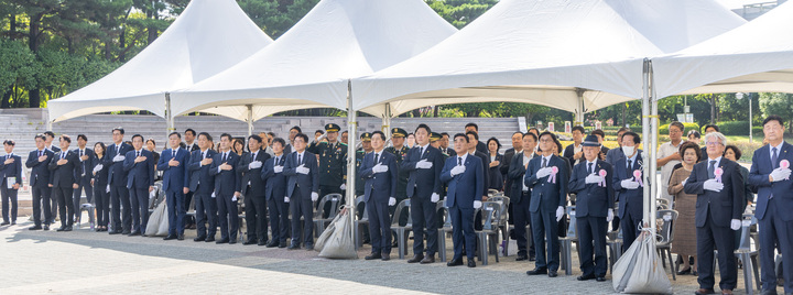 제79주년 광복절을 맞아 15일 울산 남구 문화공원 내 울산항일독립운동기념탑에서 김두겸 울산시장, 김종섭 울산시의장 직무대리, 천창수 울산시교육감, 김기현·서범수 국회의원, 이윤철 울산상공회의소 회장, 김영길 중구청장, 서동욱 남구청장, 김종훈 동구청장, 박천동 북구청장, 이순걸 울주군수, 이순희 울산보훈지청장, 남진석 광복회 지부장 및 독립유공자 유족과 참석자가 국기에 경례하고 있다.
