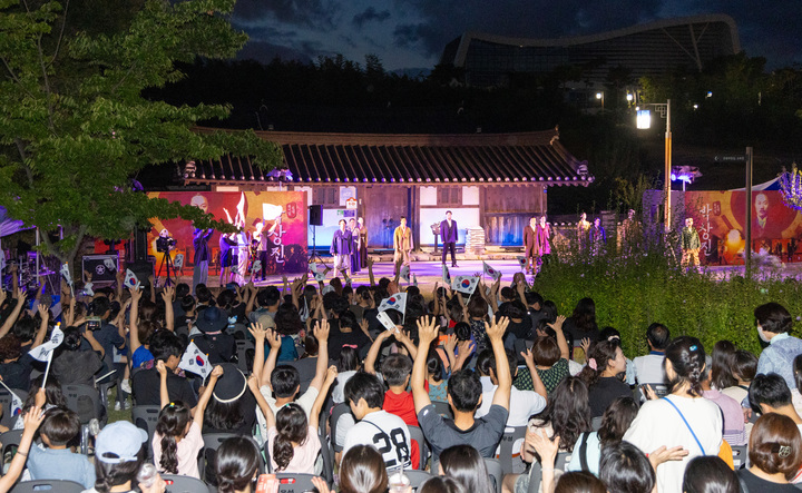 제79주년 광복절을 맞아 실경뮤지컬 '박상진'공연이 진행된 지난 17일 울산 북구 송정동 박상진 의사 생가에서 관객들이 만세삼창을 외치며 공연에 참여하고 있다. 최지원 기자