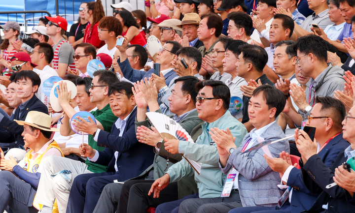 김두겸 울산시장, 김종섭 울산시의회 의장 직무대리, 이정환 ubc울산방송 사장, 김철욱 울산시 체육회장, 박성민 국회의원, 김영길 중구청장, 이윤철 울산상공회의소 회장 등이 지난 24일 울산 중구 태화강체육공원에서 열린 '2024 울산 세계명문대학 조정 페스티벌' 조정대회 개회식에 참석하고 조정 경기 등을 관람했다. 이수화 기자
