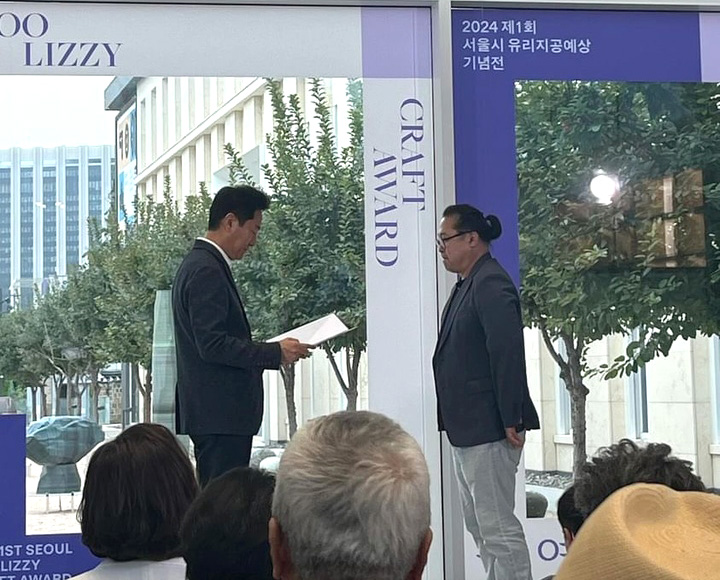 서울시는 지난 26일 오후 3시 30분 서울공예박물관에서 시상식을 열었다. 강석근작가가 오세훈 서울시장으로부터 상장을 받고 있다. 작가 제공