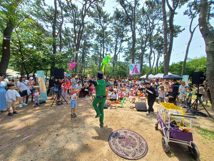 '도깨비 난장'은 2005년부터 매년 태화강 국가정원, 중구 문화의 거리, 대왕암 공원 등 울산 곳곳에서 '도깨비 같은 예술가들이 도깨비처럼 나타나 다채로운 장르의 문화예술 콘텐츠를 선보인다'는 취지로 열리고 있다. 지난해 행사 모습. 울산민예총 제공