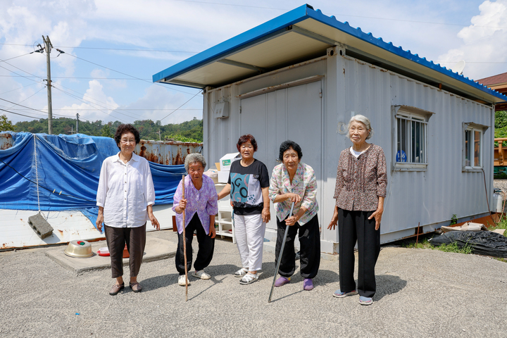 지난 26일 울산 울주군 온산읍 공장지대, 한 좁은 길을 따라 들어선 마을 중턱에 자리 잡은 회색 컨테이너, 이 마을의 마을회관이자 경로당이다. 화장실 한 칸 없는 컨테이너에서 만난 평균연령 80대의 화산리 산성마을 주민들은 35년째 떠나고 싶어도 떠나지 못한다며 울분을 토하며 본지와 인터뷰를 진행했다. 이수화 기자