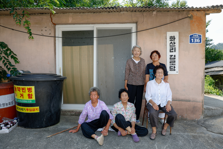 마을주민들이 직접 흙을 발라서 지었다는 화산리 경로당도 어느새 무너져 내려 이제는 컨테이너를 경로당으로 쓰고 있다는 평균연령 80대의 마을주민들이 그 형체만 남아있는 경로당 지붕 아래 그늘에 있다. 이수화 기자