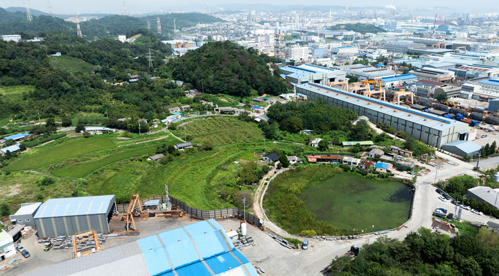 2일 찾은 울산 울주군 온산읍 공장지대에 위치한 화산리 산성마을의 낡은 집들 너머로 공장건물과 굴뚝들이 여기저기 솟아 있다. 이수화 기자