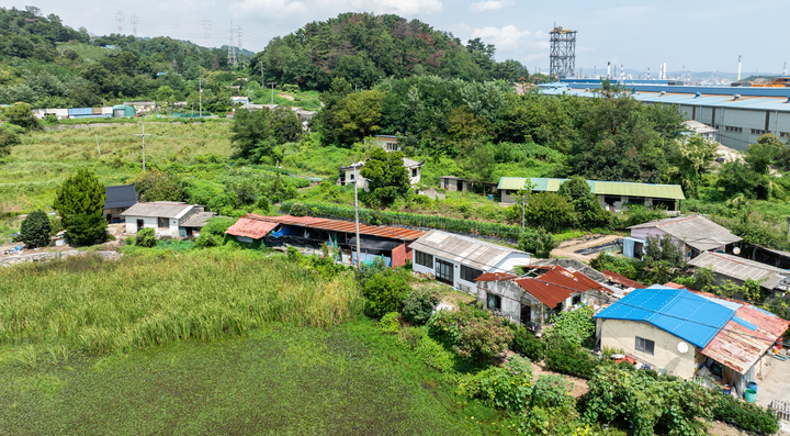 2일 찾은 울산 울주군 온산읍 공장지대에 위치한 화산리 산성마을의 낡은 집들 뒤로 공장건물과 굴뚝들이 여기저기 솟아 있다. 이수화 기자