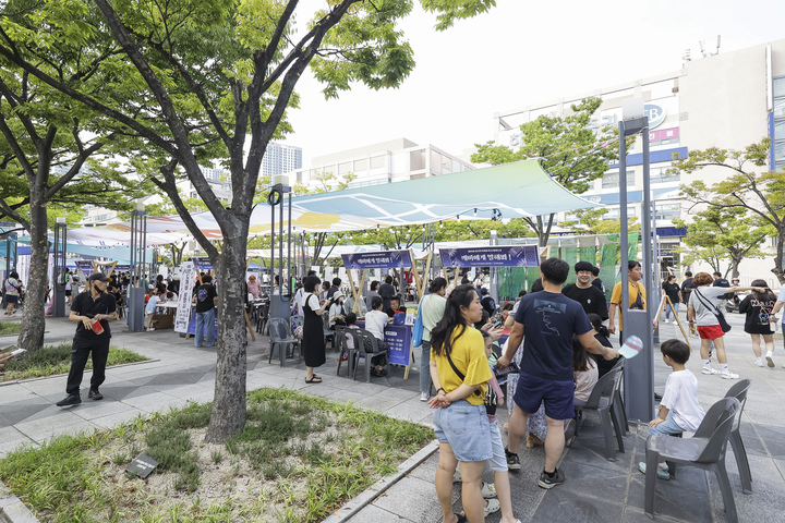 토요일에는 체험 부스인 '난장판'에 유아, 어린이를 둔 가족 단위의 관람객들이 몰렸는데 극위원회가 운영한 '이야기 책 속 주인공이 되기'와 문학위원회의 '삼행시 대회'가 특히 사진 촬영과 경품 제공으로 인기를 끌었다.