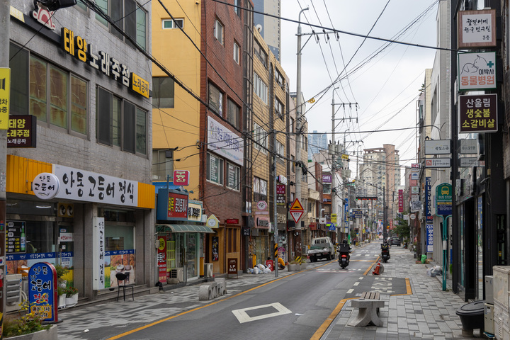 울산 중구가 침체된 원도심 상권 활성화를 위해 중앙길(중앙동 행정복지센터~성남공용주차장) 약 1km 구간을 (가칭)음식문화의거리란 명칭을 부여해 특화거리로 조성한다. 중앙길 일대의 모습. 최지원 기자
