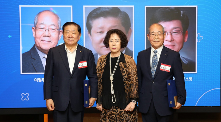 지난 6일 롯데호텔서울에서 열린 글짓기 공모전 시상식뒤 신영자 롯데재단 의장(가운데) 등이 포즈를 취하고 있다. 롯데재단 제공