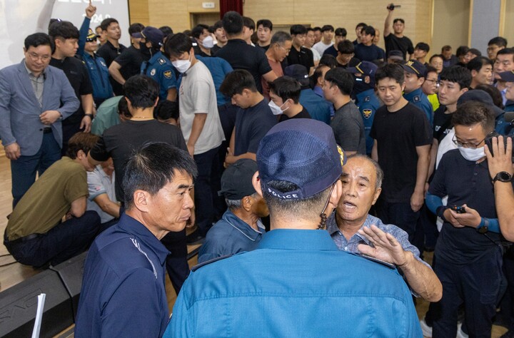 회야강 기후대응댐 후보지(안)에 대한 주민설명회가 열린 10일 울산 울주군 청량읍행정복지센터에서 회야댐 수문설치 사업에 반대하는 마을 주민들이 설명회 진행에 강하게 반발하고 있다. 최지원 기자