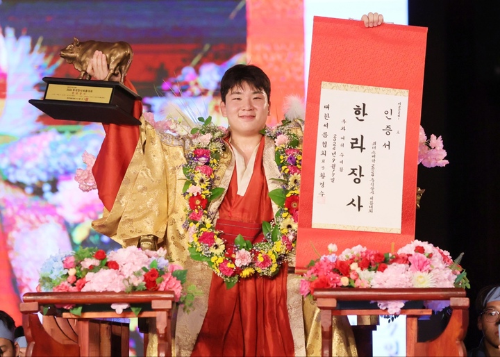 울산 울주군청 해뜨미씨름단 소속 김무호는 지난 17일 개최된 위더스제약 2024 민속씨름 삼척장사씨름대회' 한라장사(105㎏ 이하) 결정전(5판 3선승제)에서 단 한판도 내주지 않는 압도적인 모습으로 우승을 거뒀다. 울주군 제공