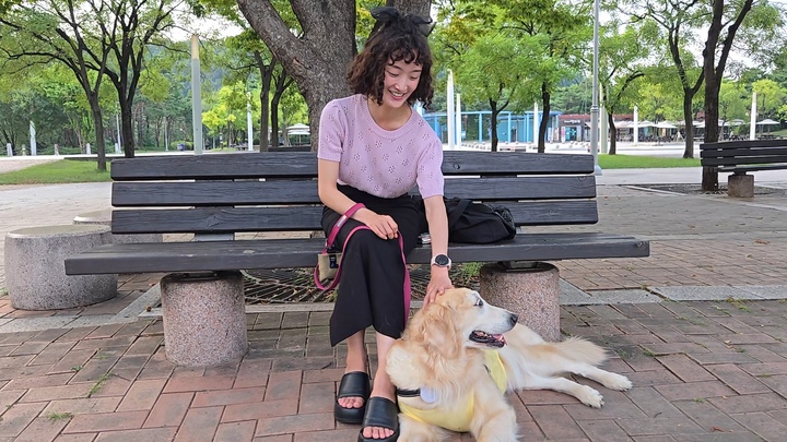마포 월드컵경기장 반려견 놀이터 앞에서 감귤이와 견주가 인터뷰를 하고 있다.