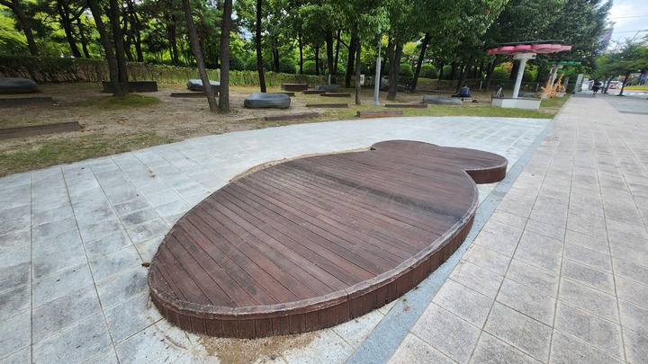 울산 남구 울산문화공연 옆 왕생이길 야외공연장에 공연을 할 수 있도록 만들어둔 물고기 모양 나무 데크는 관리가 되지 않는 상태였고, 공연장 앞 공원에 놓인 나무 의자도 색이 바랬다.