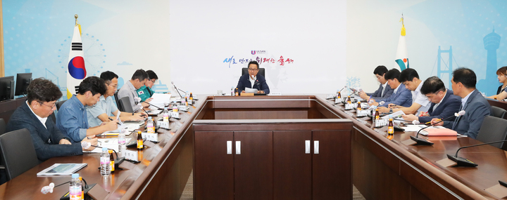 울산시는 지난 27일 울산시청 재난상황실에서 안승대 울산시 행정부시장 주재로 관계자들이 참석한 가운데 '소규모 공공시설 안전점검 및 정비계획 수립용역 최종 보고회'를 가졌다. 울산시 제공
