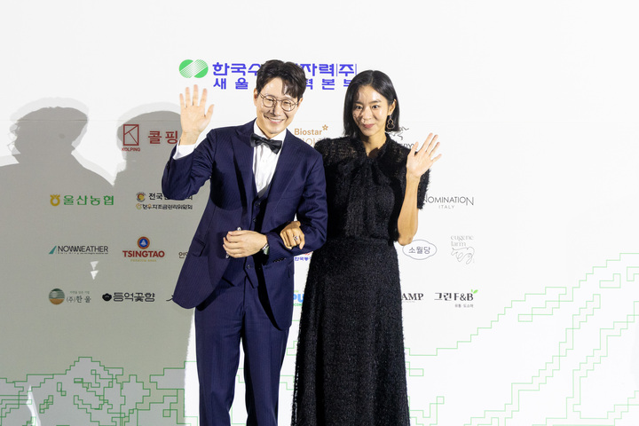 조우종 아나운서와 울산울주세계산악영화제 홍보대사인 배우 유이가 그린카펫 포토존에서 인사하고 있다. 최지원 기자