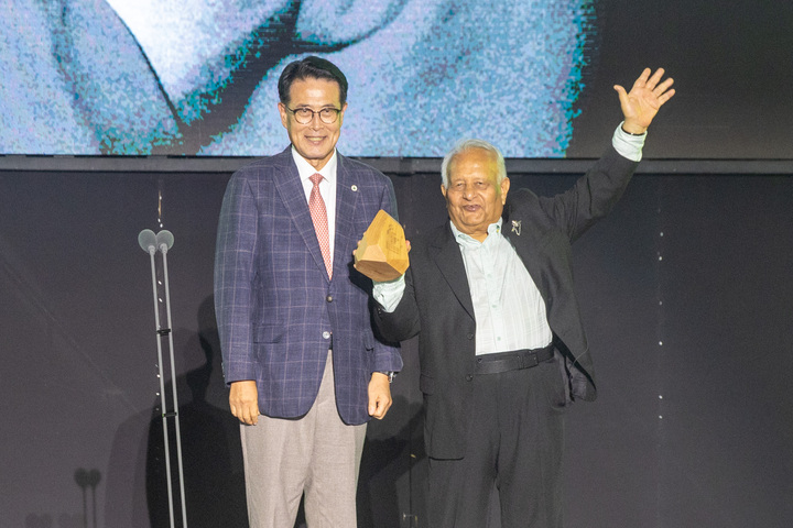2024년 울산울주세계산악무화상 수상자인 하리시 카파티아가 이순걸 이사장과 기념촬영을 하고 있다. 최지원 기자