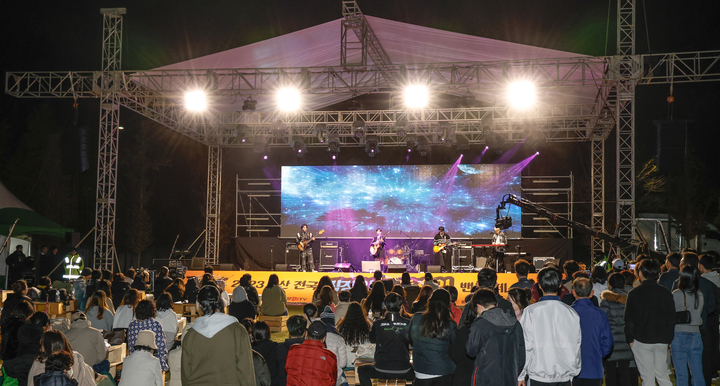 루나틱레벨5(울산) 등 10팀이 오는 10월 5일 울산매일신문UTV 주최·주관 '2024 울산 전국 직장인&동호인밴드 페스티벌' 결선무대에 오른다. 사진은 '2023 울산 전국 직장인 & 동호인 밴드 페스티벌' 모습. 울산매일 포토뱅크
