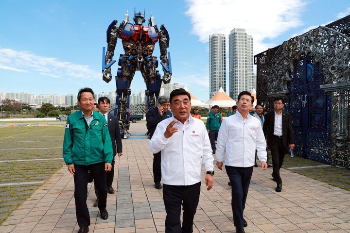 김두겸 울산시장은 지난 2일 태화강국가정원 남구 둔치에서 '2024 울산공업축제 프레스데이'를 열고 작년 35년 만에 부활한 울산공업축제의 콘셉트와 의미를 브리핑했다. 김 시장 뒤로 산업폐자원을 활용한 '정크아트'가 전시돼 있는데, 공업도시 울산의 정체성과 가장 잘 부합한다는 취지로 올해부터 공업축제에서 새로 선보이기로 했다. 최지원 기자