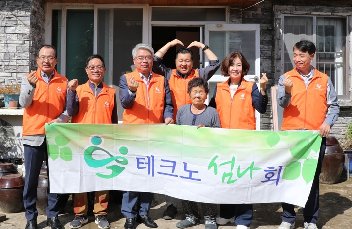 (사)테크노섬나회는 지난 4일 울산해양경찰서 소속 파출소의 추천을 받은 장생포고래로에 위치한 한 소외계층 가정을 방문해 1주일 동안 세차례에 걸쳐 옥상 방수공사를 하는 등 여덟번째 주거환경개선 재능기부 봉사활동을 마무리했다.(맨 왼쪽 고영대 대표, 왼쪽 세번째 이동구 회장)