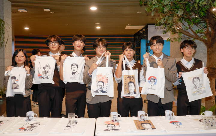울산 남목중학교 역사동아리 3학년 학생들이 직접 그린 '7인의 울산교육 독립운동가'를 프린팅한 에코백을 들어 보이고 있다. 이수화 기자
