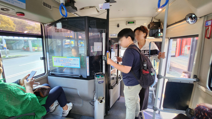 10일 오후 한 어린이가 울산시가 시행한 '시내버스 어린이요금 무료화' 제도에 따라 어린이 교통카드로 시내버스를 무료탑승하고 있다.