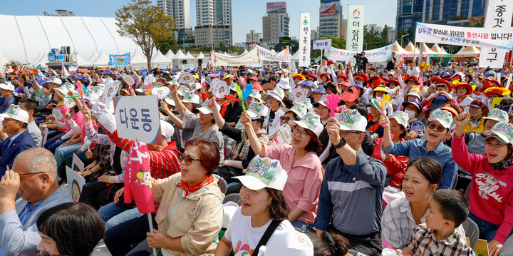 '제13회 주민자치센터 동아리 경연대회'가 11일 울산 태화강국가정원 남구둔치 공업축제 메인무대에서 열린 가운데 각 구·동 응원팀들이 열띤 응원을 펼치고 있다. 이수화 기자