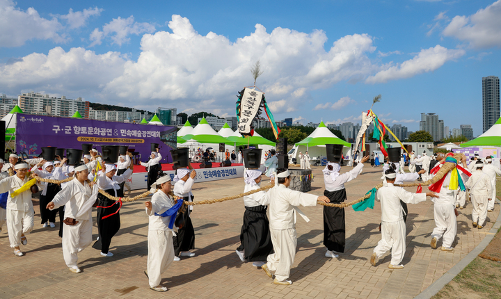 '제66회 민속예술경연대회 및 향토문화공연'이 11일 태화강국가정원 야외공연장에서 열린 가운데 북구문화원 우시산매구노리의 '달곡물당기기' 공연이 펼쳐지고 있다. 이수화 기자
