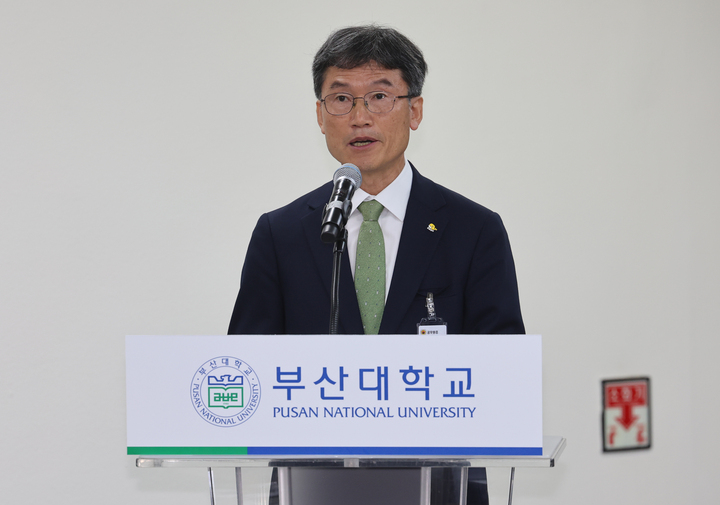 18일 부산 금정구 부산대학교에서 열린 국회 교육위원회의 경남도 교육청, 부산시 교육청, 울산시교육청에 대한 국정감사에서 천창수 울산시 교육감이 업무보고 하고 있다. 연합뉴스
