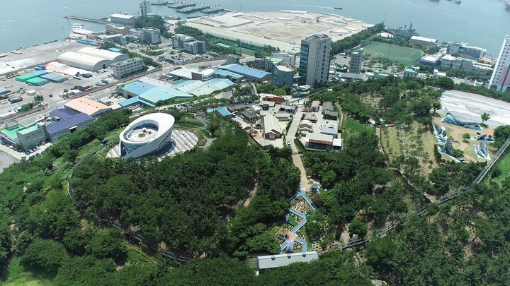 울산 남구는 남구 관광 500만 시대 도약을 위한 '남부권 광역관광 개발사업(장생포 고래마을 관광명소화)'이 행정안전부의 중앙투자심사를 조건부 통과해 2027년까지 453억원 들여 '장생포 고래마을 관광명소화 사업' 추진에 속도를 낸다.