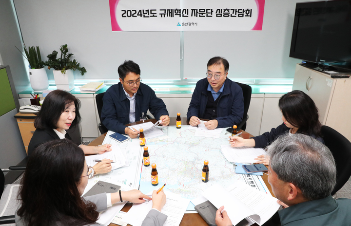 울산시는 21일 울산연구원과 조선업 관계자가 참석한 자리에서 '제3차 규제혁신 자문단 심층간담회'를 열고 외국인근로자 비자(E-7) 규제 등 기업활동 저해 규제 개선 방안을 협의했다. 이 자리에서는 '숙련공'으로 분류되는 E-7(특정활동) 비자로 취업한 외국인 근로자의 임금 지급 기준이 상대적으로 높아 기업 부담 완화 차원에서 조정할 필요가 있다는 안건이 규제 해소 발굴·개선 사항으로 논의됐다. 울산시 제공