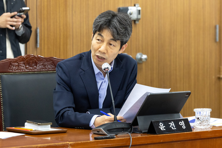 윤건영 더불어민주당 의원이 21일 울산경찰청 대회의실에서 열린 2024년 국회 행정안전위원회 국정감사에서 질의하고 있다. 최지원 기자