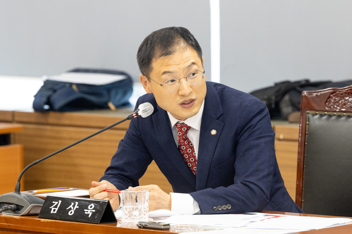 김상욱 국민의힘 의원이 21일 울산경찰청 대회의실에서 열린 2024년 국회 행정안전위원회 국정감사에서 질의하고 있다. 최지원 기자