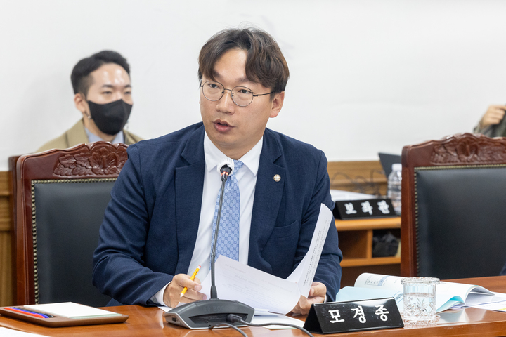 모경종 더불어민주당 의원이 21일 울산경찰청 대회의실에서 열린 2024년 국회 행정안전위원회 국정감사에서 질의하고 있다. 최지원 기자