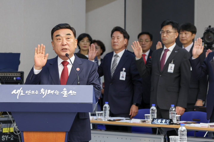 김두겸 울산시장이 21일 오전 울산시청 대회의실에서 열린 2024년도 국회 행정안전위원회 국정감사에서 증인 선서를 하고 있다. 이수화 기자
