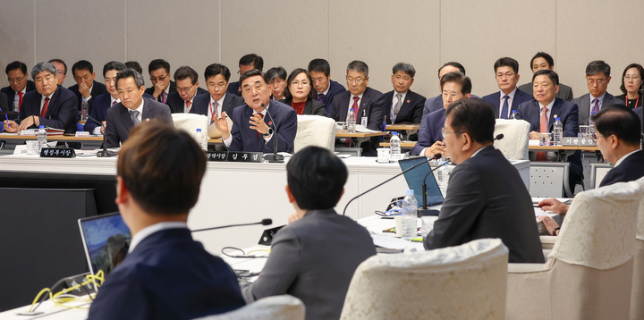 21일 오전 울산 남구 울산시청 대회의실에서 2024년도 국회 행정안전위원회의 울산광역시에 대한 국정감사가 열린 가운데 김두겸 울산시장이 의원들의 질의에 답변하고 있다. 이수화 기자