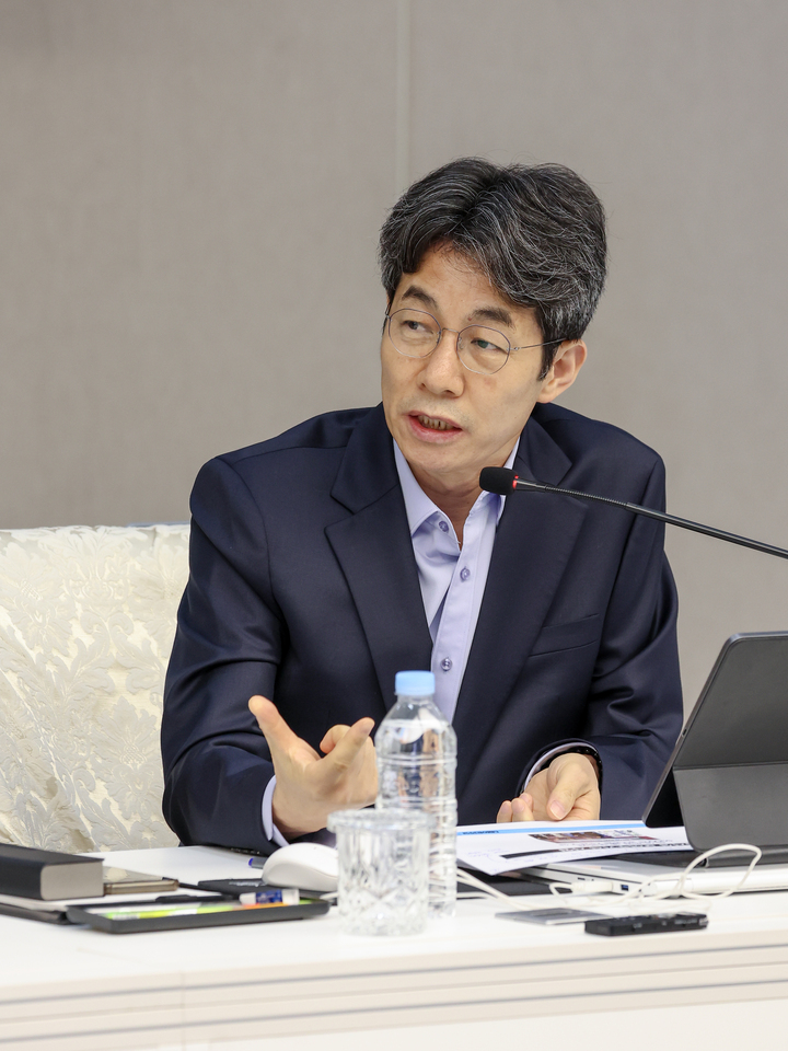 윤건영 더불어민주당 의원이 21일 울산시청 대회의실에서 열린 행정안전위원회 국정감사에서 질의를 하고 있다. 이수화 기자
