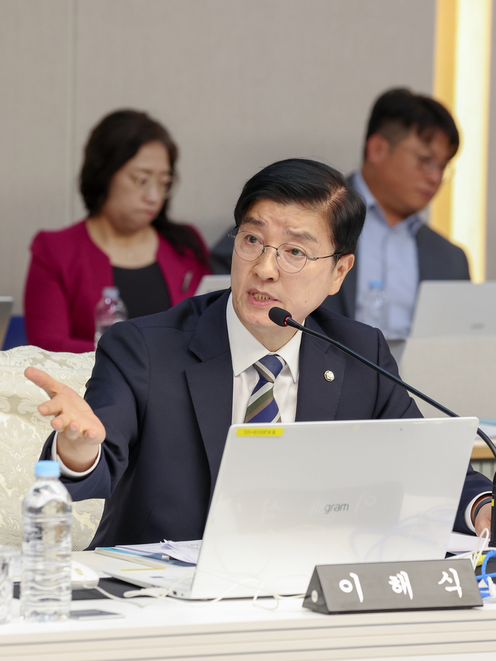 이해식 더불어민주당 의원이 21일 울산시청 대회의실에서 열린 행정안전위원회 국정감사에서 질의를 하고 있다. 이수화 기자